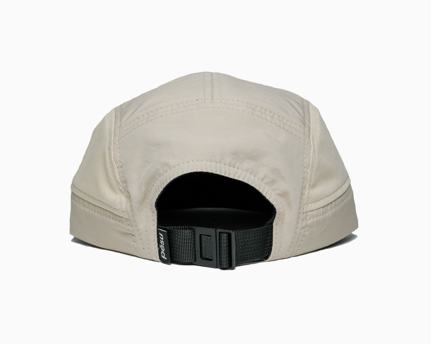 Pēsu beige lightweight performance 8 panel cap with breathable mesh panels, quick-dry fabric, moisture-absorbing sweatband and minimalist design for sport and lifestyle. White pēsu box logo on frontpanel. Logo detail on black back buckle.