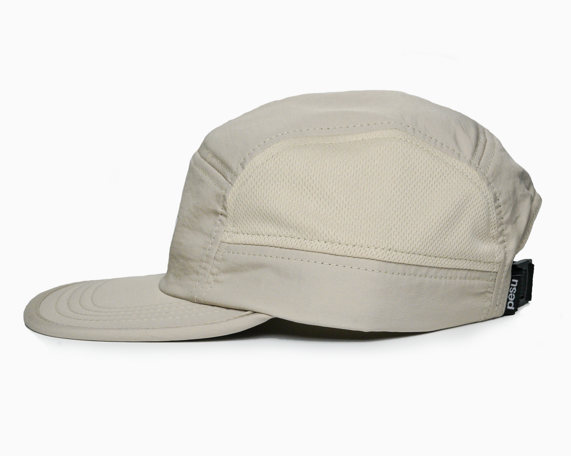 Pēsu beige lightweight performance 8 panel cap with breathable mesh panels, quick-dry fabric, moisture-absorbing sweatband and minimalist design for sport and lifestyle. White pēsu box logo on frontpanel. Logo detail on black back buckle.